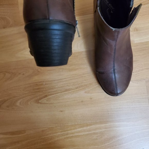 Easy Street Brown Ankle Boots Size 8 - Picture 3 of 9